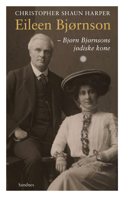 Forside på bok med teksten "Christopher Shaun Harper: Eileen Bjørnson - Bjørn Bjørnsons jødiske kone". Foto av en ung kvinne med en stor hatt som sitter på en sto. En mann i dress står bak henne.